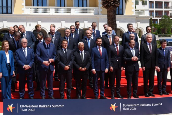 Los líderes posan para una foto familiar durante la cumbre UE-Balcanes Occidentales en Tivat, Montenegro, el 05 de junio de 2026. La cumbre de un día de alto nivel reúne a los líderes de la Unión Europea (UE) y a sus homólogos de los Balcanes Occidentales para discutir medidas concretas de integración y acelerar el camino de la región hacia la membresía en el bloque. EFE/EPA/BORIS PEJOVIC
