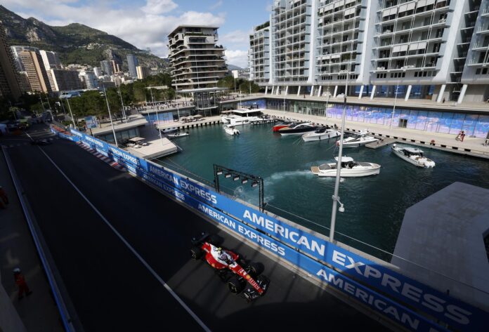 El séptuple campeón del mundo inglés Lewis Hamilton (Ferrari) marcó el mejor tiempo este viernes en el segundo libre para el Gran Premio de Mónaco, el sexto del Mundial de Fórmula Uno, que se disputa en las calles del principado de la Costa Azul. EFE/EPA/SEBASTIEN NOGIER

