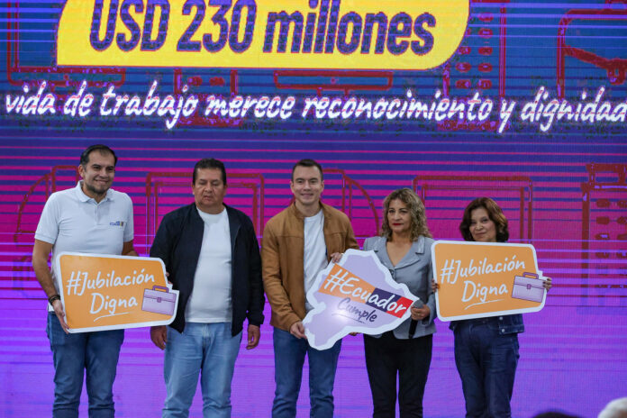 El presidente de Ecuador, Daniel Noboa (c), asiste a la entrega de 230 millones de dólares en compensaciones pendientes a funcionarios jubilados del país este viernes, en Quito (Ecuador). EFE/José Jácome
