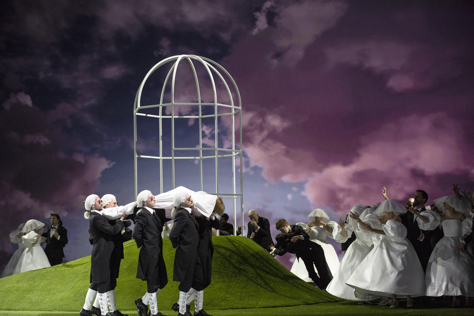 .- Función de la versión de 'Ercole amante' de Antonia Bembo en la Ópera Bastilla de París. Con el argentino Leonardo García-Alarcón en la dirección orquestal, la Ópera de París ha puesto en escena por primera vez en Europa la versión de 'Ercole amante' de Antonia Bembo, una brillante pero poco conocida compositora del siglo XVIII a la que Luis XIV acogió en París tras escapar de un marido violento en Venecia. "El manuscrito lo vi en el año 2014 y desde esa época dije 'tenemos que hacerlo'", explicó a EFE García-Alarcón (La Plata, 1976) sobre la ópera de esta autora cuya "tumultuosa vida", según la Ópera de París, parece "sacada de una novela". EFE/ Bernd Uhlig/Ópera Nacional De París/SÓLO USO EDITORIAL/SÓLO DISPONIBLE PARA ILUSTRAR LA NOTICIA QUE ACOMPAÑA (CRÉDITO OBLIGATORIO)
