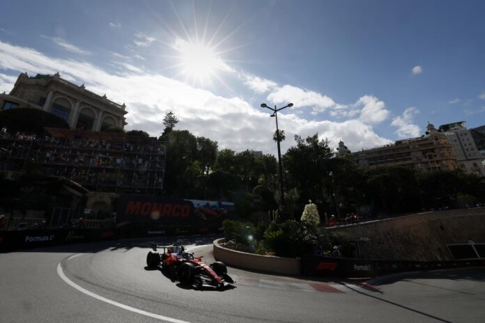 El séptuple campeón del mundo inglés Lewis Hamilton fue el más rápido este viernes en los entrenamientos para el Gran Premio de Mónaco, el sexto del Mundial de Fórmula Uno. EFE/EPA/SEBASTIEN NOGIER
