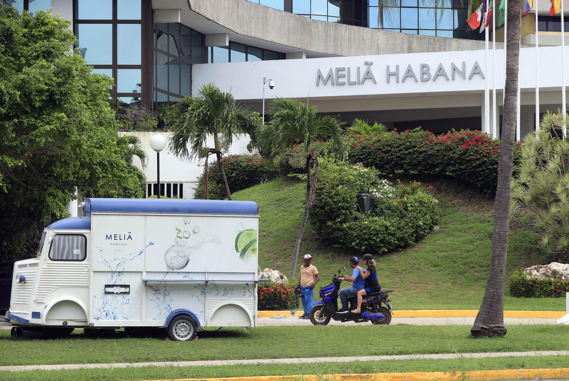 Fotografía que muestra la fachada de un edificio de la cadena hotelera española Meliá este miércoles, en La Habana (Cuba). EFE/ Ernesto Mastrascusa