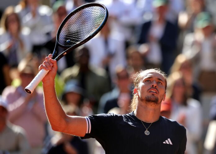 El alemán Alexander Zverev celebra su victoria en la semifinal masculina contra el checo Jakub Mensik en el torneo de tenis de Grand Slam de Roland Garros, en París. EFE/EPA/TERESA SUAREZ
