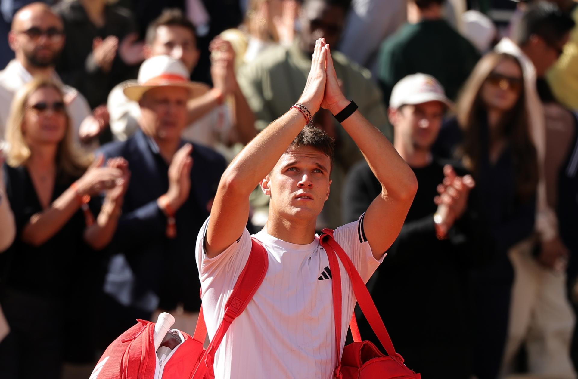 Jakub Mensik, de la República Checa, reacciona tras perder su partido de semifinales masculino contra el alemán Alexander Zverev en el torneo de tenis de Grand Slam de Roland Garros, en París. EFE/EPA/TERESA SUAREZ
