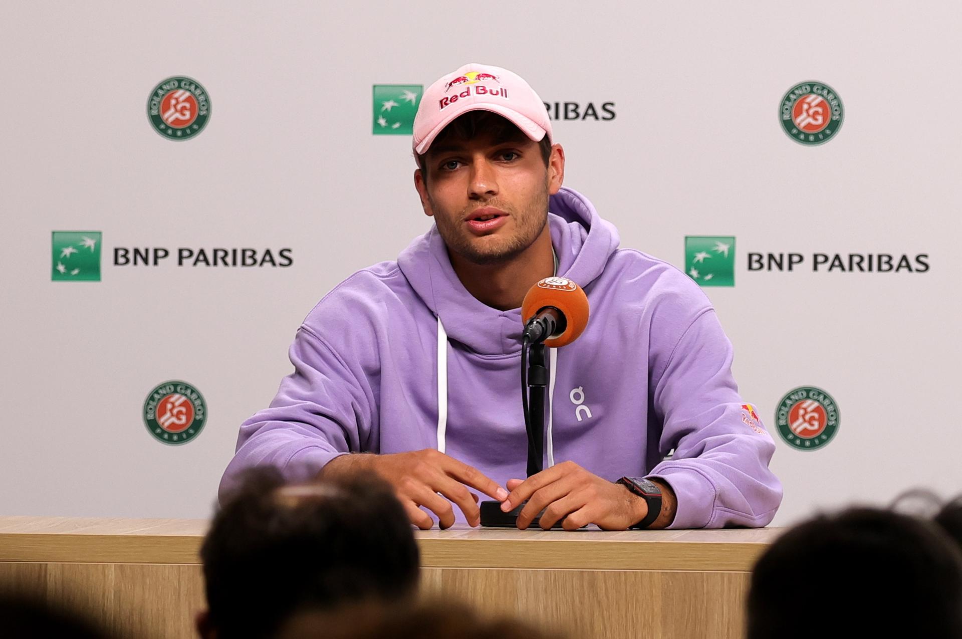 Flavio Cobolli, de Italia, durante una rueda de prensa en el torneo de tenis del Grand Slam de Roland Garros, en París (Francia), el 5 de junio de 2026. El rival de Cobolli, Matteo Arnaldi, de Italia, se retiró de la semifinal masculina debido a un virus. EFE/EPA/TERESA SUAREZ
