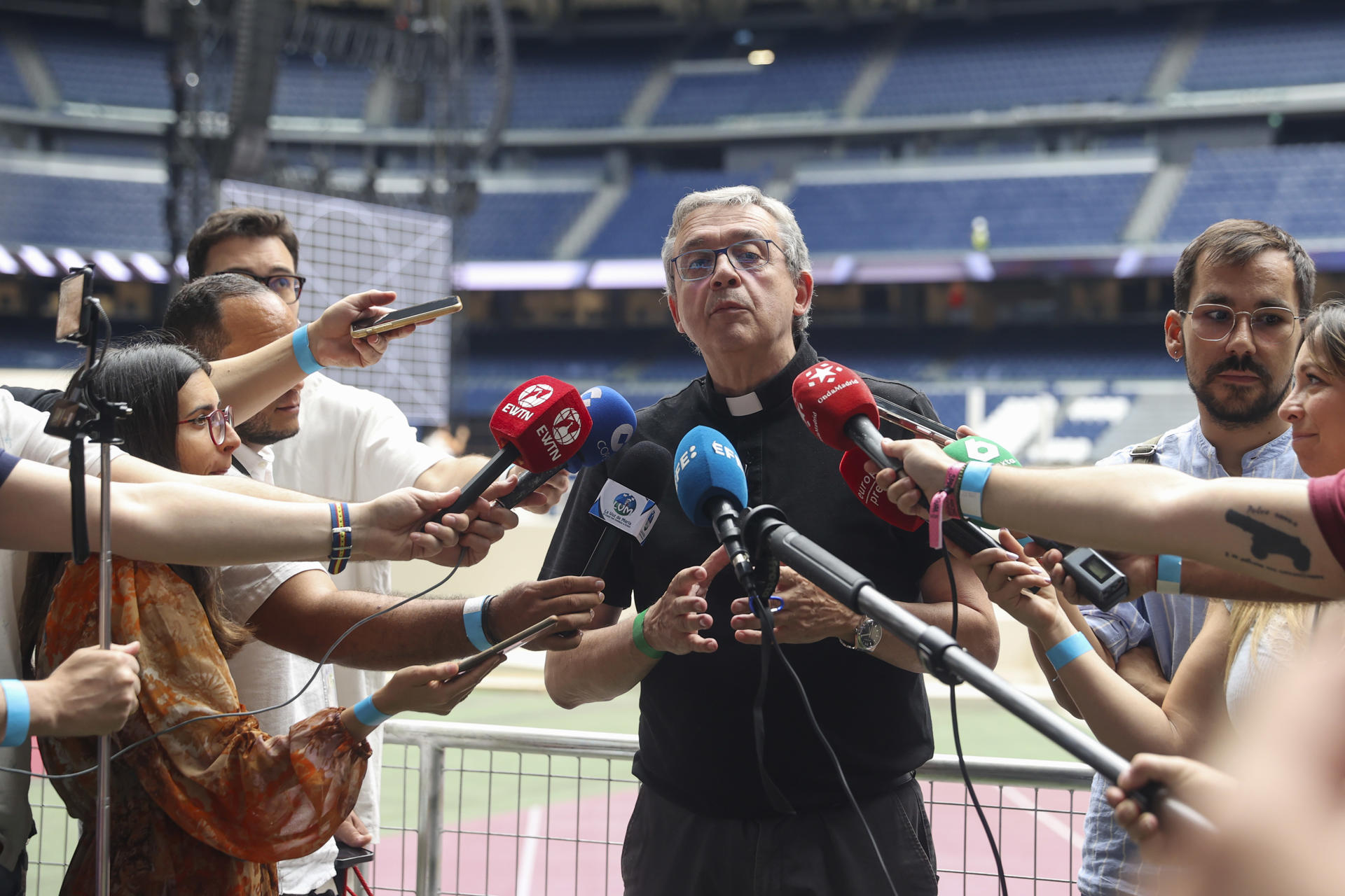 Juan Carlos Merino, coordinador general del encuentro, ofrece declaraciones a los medios durante una jornada en que decenas de personas participan en el montaje de escenarios para el encuentro del Papa León XIV con la Comunidad Diocesana en el Estadio Santiago Bernabéu, este viernes en Madrid. EFE/ Victor Lerena
