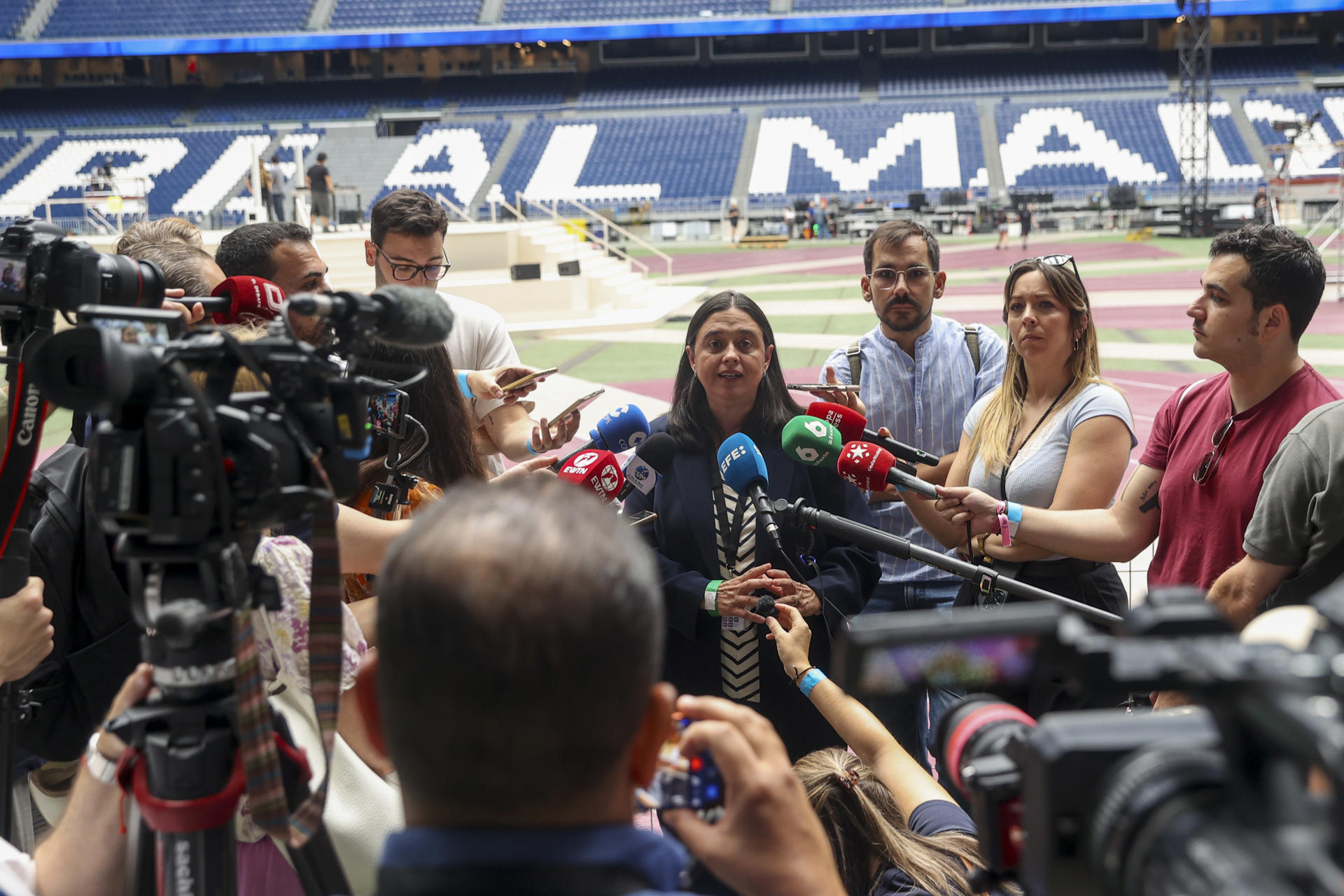 Cristina del Río Villegas (CCArquitectos), arquitecta de los escenarios de Madrid durante la visita papal, ofrece declaraciones a los medios durante una jornada en que decenas de personas participan en el montaje de escenarios para el encuentro del Papa León XIV con la Comunidad Diocesana en el Estadio Santiago Bernabéu, este viernes en Madrid. EFE/ Victor Lerena
