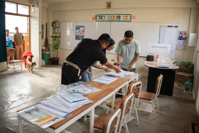 Fotografía de archivo de personas que alistan la mesa de votaciones en el colegio Señor de los Milagros, en el distrito de Lurín (Perú). EFE/ John Reyes Mejia
