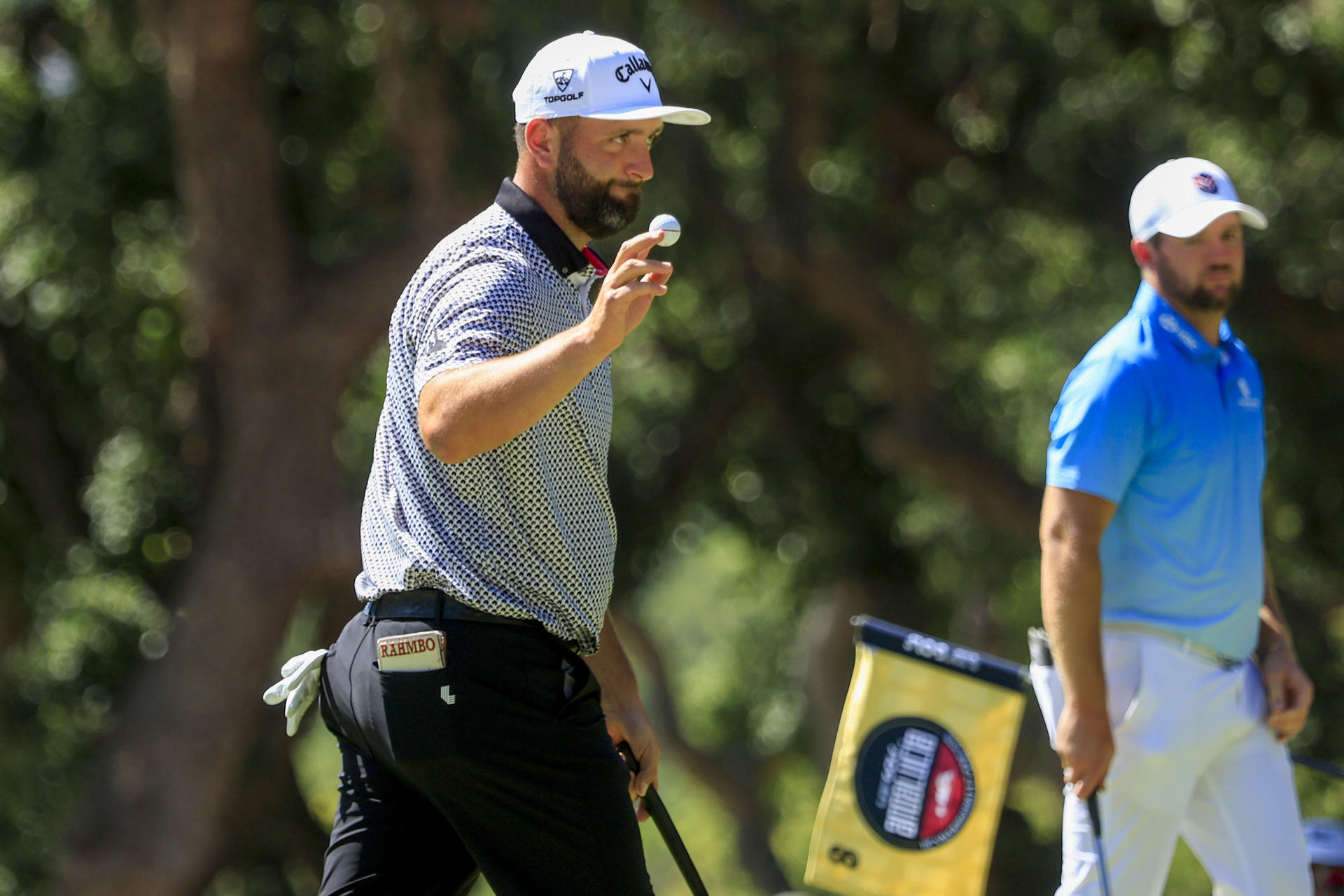 El golfista español Jon Rahm saluda a los aficionados al terminar el hoyo 8 durante la segunda jornada en el LIV Golf Andalucía, este viernes en San Roque. EFE/A.Carrasco Ragel.
