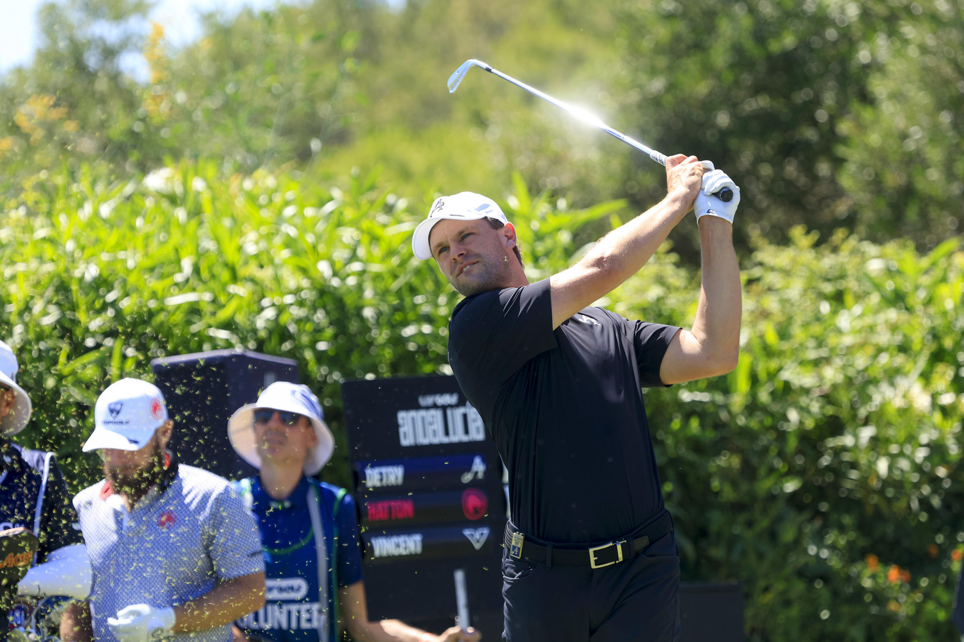 El golfista belga Thomas Detry, lanza su bola en la salida del hoyo 12 durante la segunda jornada en el LIV Golf Andalucía, este viernes en San Roque. EFE/A.Carrasco Ragel.
