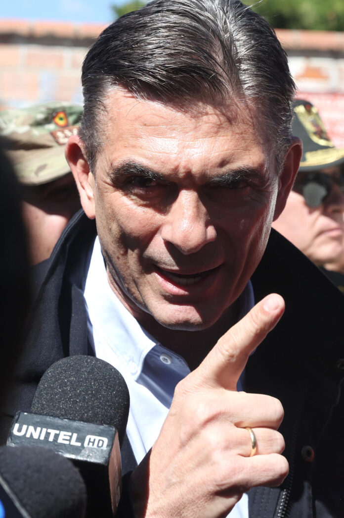 El presidente de Bolivia, Rodrigo Paz, habla con periodistas este viernes, durante una operación para desbloquear una vía en el en municipio de Carreras (Bolivia). EFE/ Luis Gandarillas
