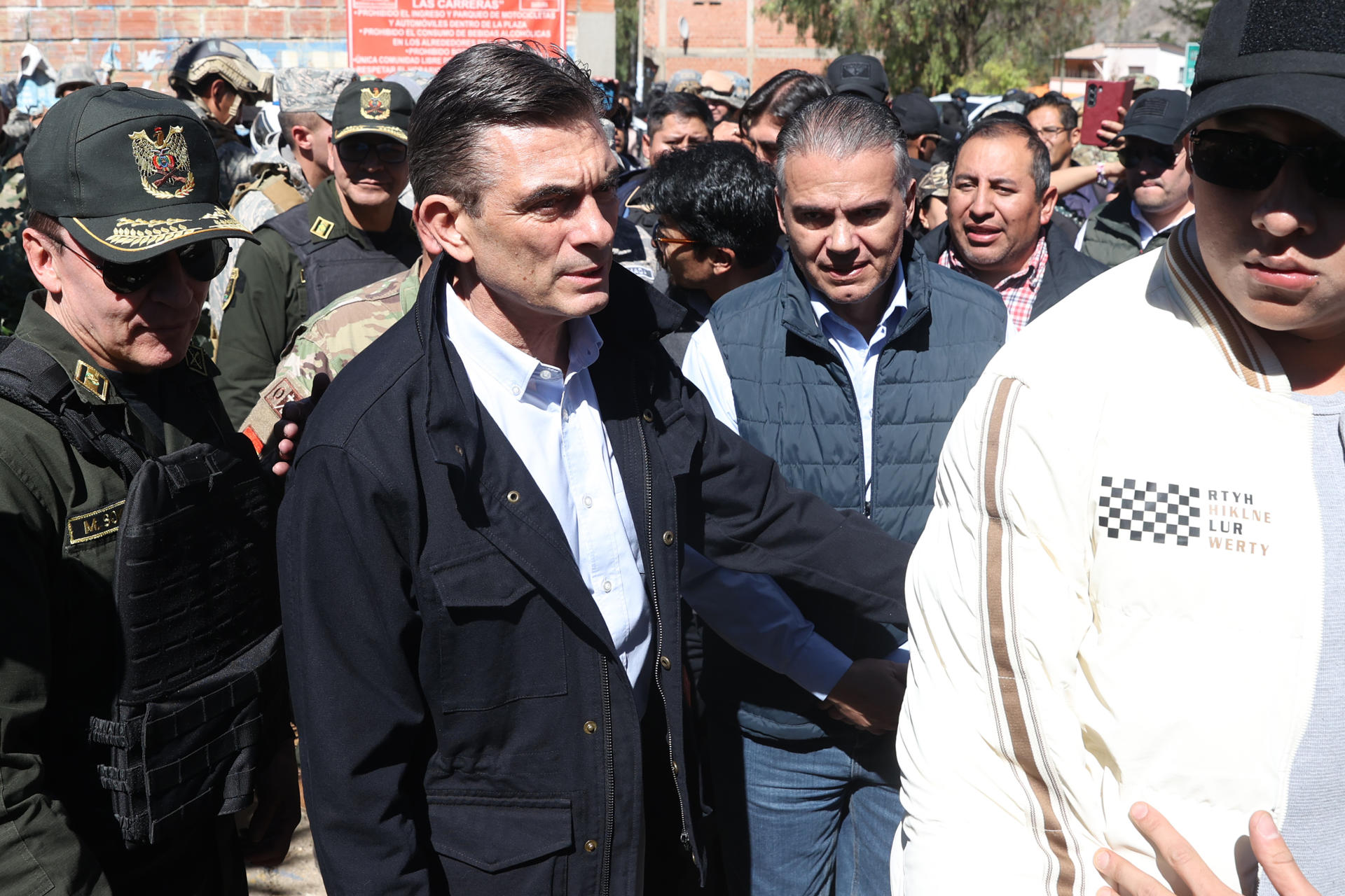El presidente de Bolivia, Rodrigo Paz (2-i), junto al ministro de Defensa, Ernesto Justiniano (2-d), llegan a un operativo para desbloquear una vía en el en municipio de Carreras (Bolivia). EFE/ Luis Gandarillas
