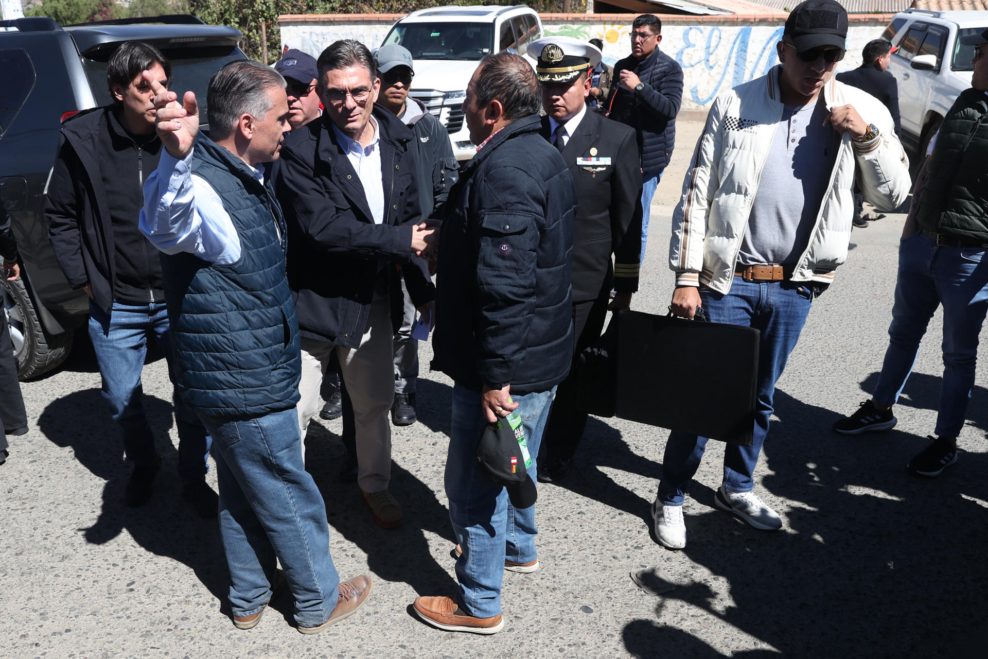 El presidente de Bolivia, Rodrigo Paz (2-i), junto al ministro de Defensa, Ernesto Justiniano (i), llegan a un operativo para desbloquear una vía en el en municipio de Carreras (Bolivia). EFE/ Luis Gandarillas
