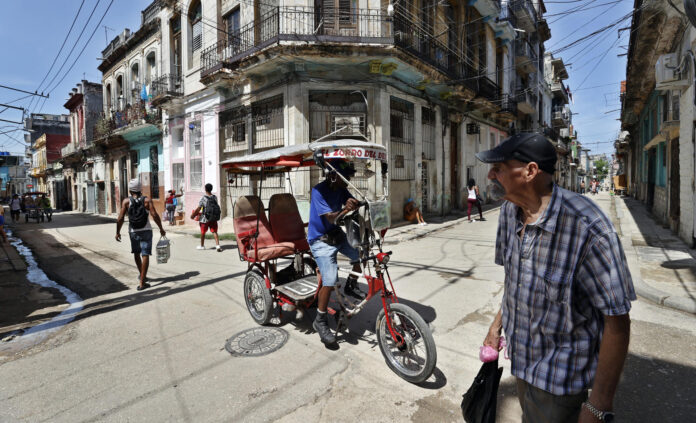 Personas transitan por una calle, en la Habana (Cuba). Imagen de archivo. EFE/ Ernesto Mastrascusa
