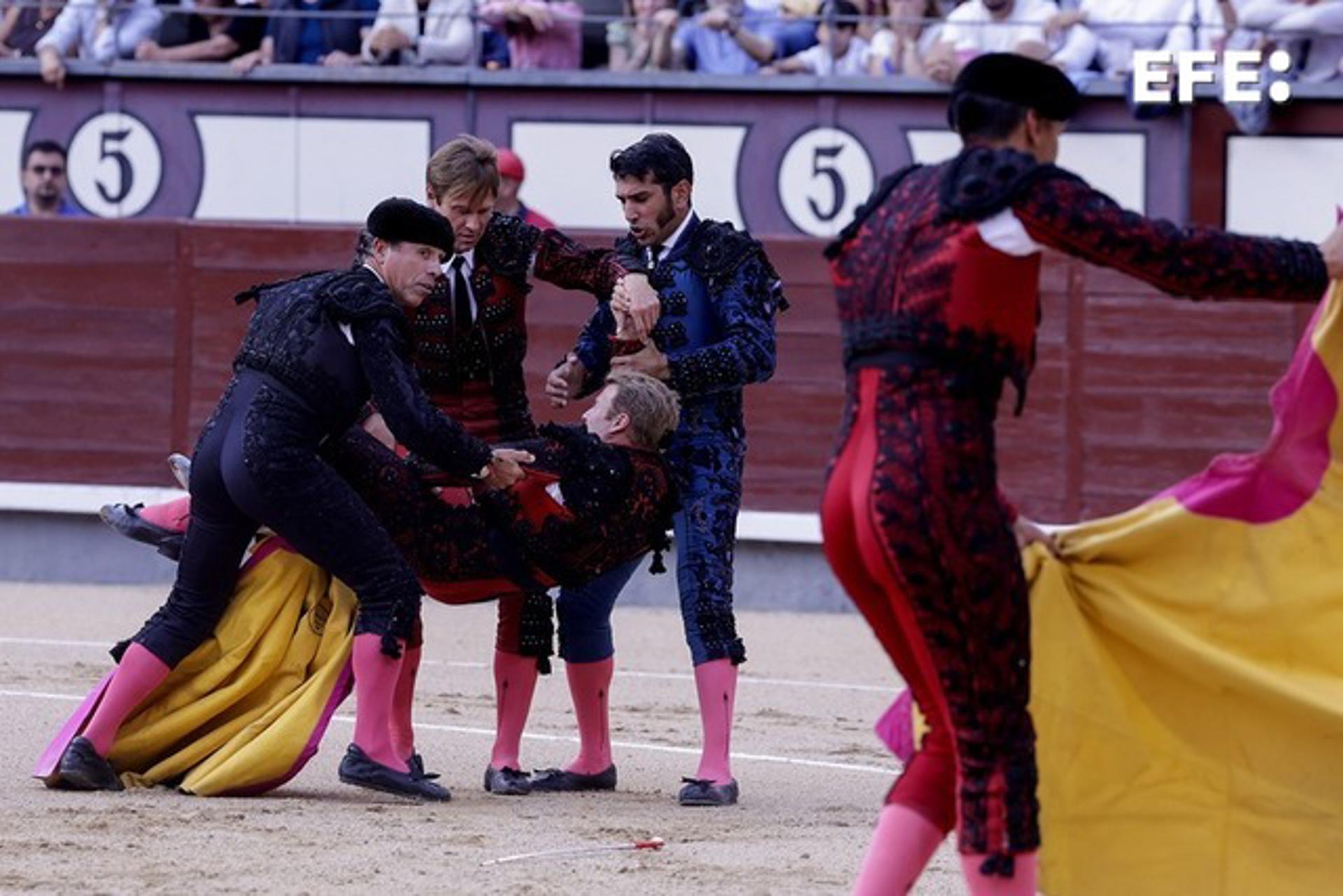 El diestro francés Clemente tras ser cogido por su segundo toro durante el festejo taurino de la Feria de San Isidro que se celebra este viernes en la Monumental de Las Ventas, en Madrid. EFE/Juanjo Martín
