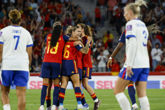 Las jugadoras de España celebran el 1-0 durante el partido de la fase de clasificación para el Mundial femenino de Brasil 2027 contra Inglaterra este viernes en el estadio de Son Moix, en Palma. EFE/Cati Cladera
