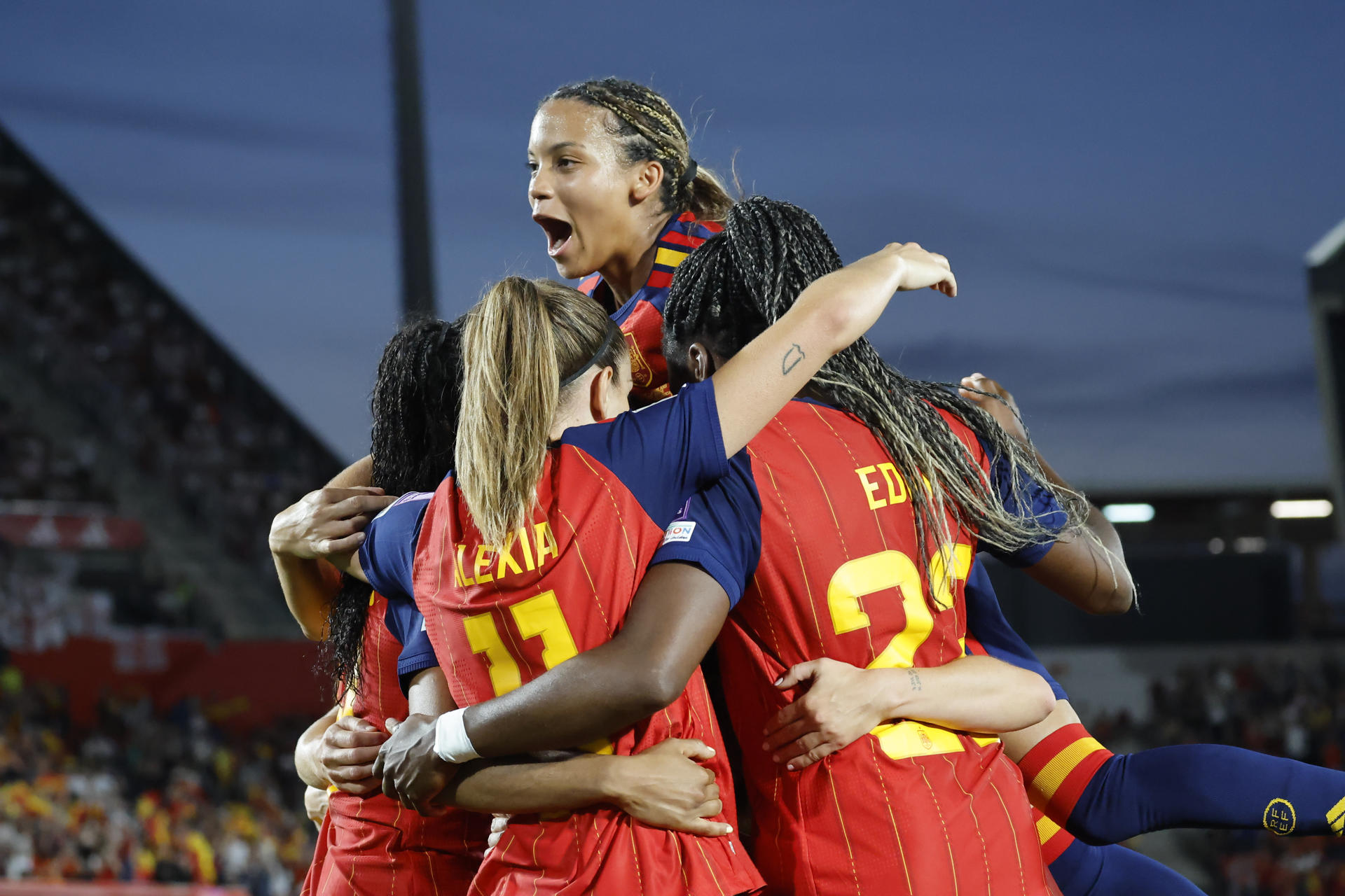 Las jugadoras de España celebran tras anotar el 2-0 durante el partido de la fase de clasificación para el Mundial femenino de Brasil 2027 que las selecciones de España e Inglaterra disputan este viernes en el estadio de Son Moix, en Palma. EFE/Cati Cladera
