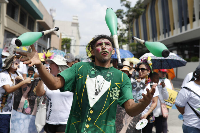 Un malabarista participa en una marcha por el Día Mundial del Medio Ambiente este viernes, en San Salvador (El Salvador). EFE/ Rodrigo Sura

