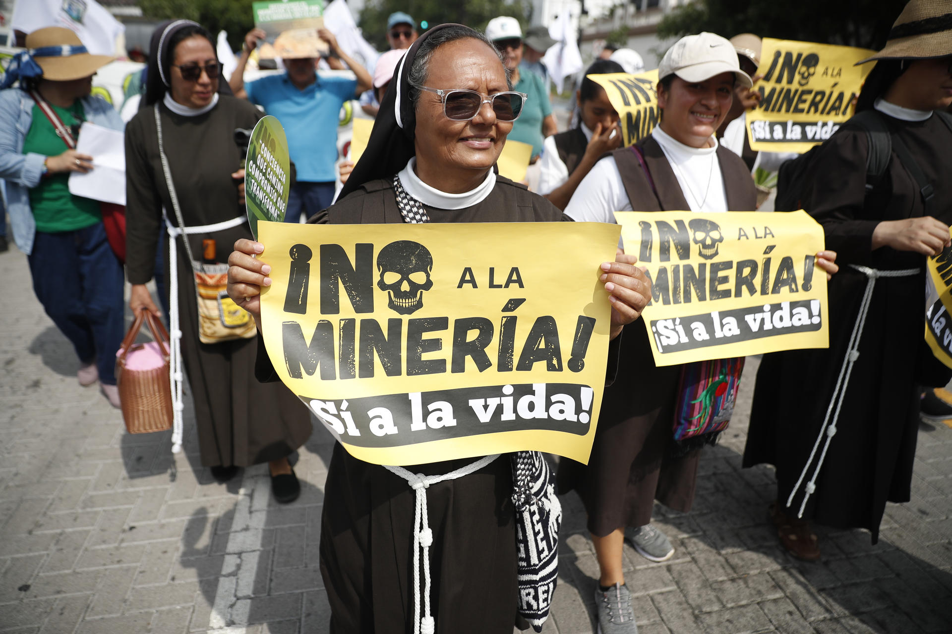 Personas sostienen carteles en una marcha este viernes, durante el Día Mundial del Medio Ambiente, en San Salvador (El Salvador). EFE/ Rodrigo Sura
