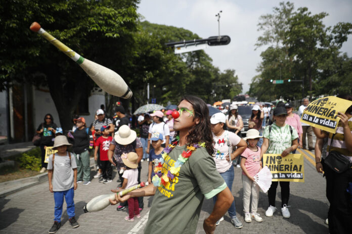 Decenas de personas fueron captadas este 5 de junio durante una marcha por el Día Mundial del Medio Ambiente, en San Salvador (El Salvador). EFE/Rodrigo Sura
