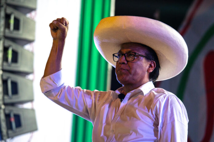 El candidato a la Presidencia de Perú, Roberto Sánchez, reacciona durante el cierre de campaña este jueves, en Lima (Perú). EFE/ John Reyes
