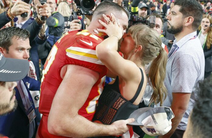 Fotografía de archivo de la estrella del pop Taylor Swift y el jugador de fútbol americano Travis Kelce. EFE/EPA/JOHN G. MABANGLO
