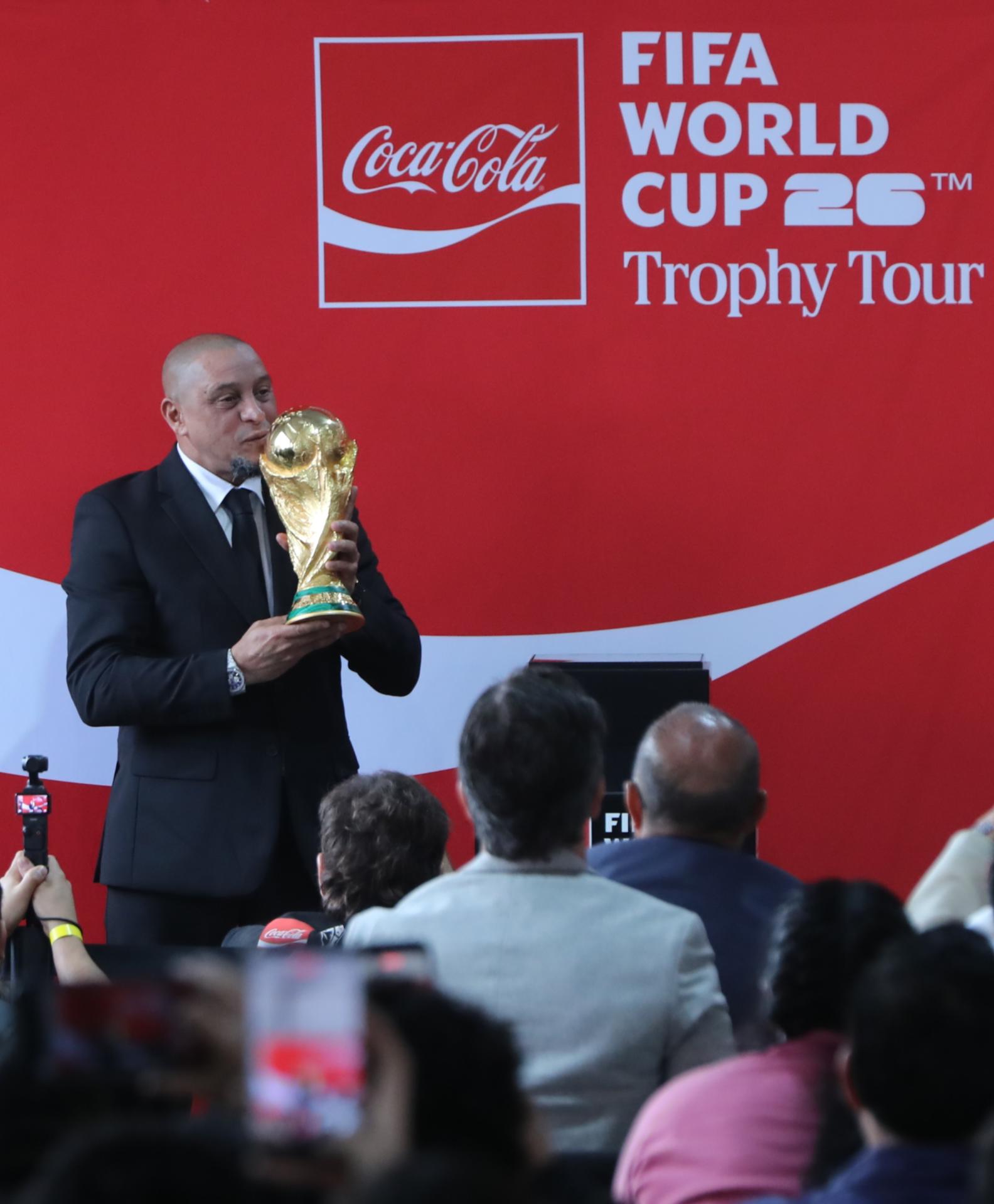 El exjugador brasileño Roberto Carlos, besa la Copa del Mundial 2026 este viernes, durante un evento en la Ciudad de México (México). EFE/ Mario Guzmán
