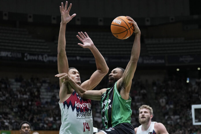 El base del Joventut Cameron Hunt (d) entra a canasta defendido por Jesse Edwards, del Baskonia, durante el segundo partido del play off de cuartos de final de Liga Endesa entre el Joventut y el  Kosner Baskonia, este viernes en el Olimpic de Badalona. EFE/Alejandro García
