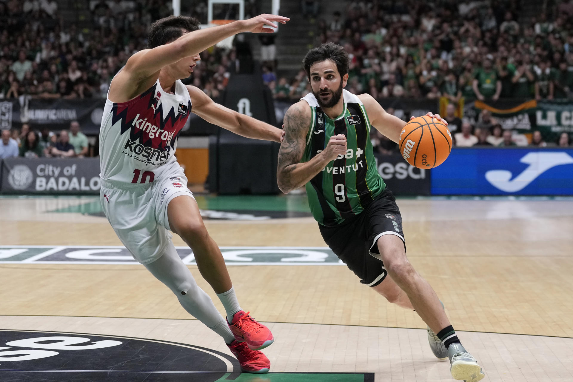 El base del Asisa Joventut Ricky Rubio (d) supera al base italiano del Baskonia Matteo Spagnolo durante el segundo partido del play off de cuartos de final de Liga Endesa entre el Joventut y el  Kosner Baskonia, este viernes en el Olimpic de Badalona. EFE/Alejandro García
