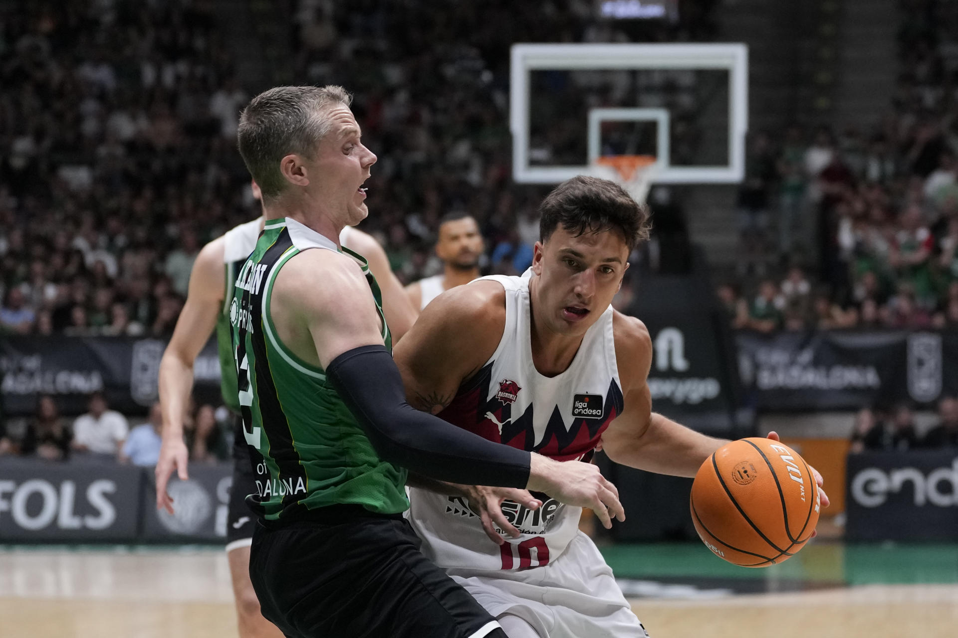 El jugador del Asisa Joventut Ludde Hakanson (i) ante el base italiano del Kosner Baskonia Matteo Spagnolo durante el segundo partido del play off de cuartos de final de Liga Endesa entre el Joventut y el  Kosner Baskonia, este viernes en el Olimpic de Badalona. EFE/Alejandro García
