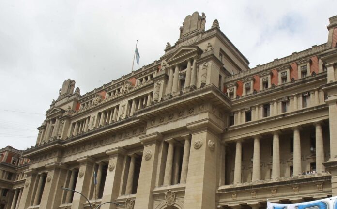 Fotografía de archivo en la que se captó un sector del frontispicio de la sede de la Corte Suprema de Argentina, en Buenos Aires (Argentina). EFE/Aitor Pereira
