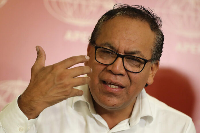 El candidato izquierdista Roberto Sánchez habla durante una reunión con integrantes de la Asociación de Prensa Extranjera en el Perú (APEP) este viernes, en Lima (Perú). EFE/Paolo Aguilar

