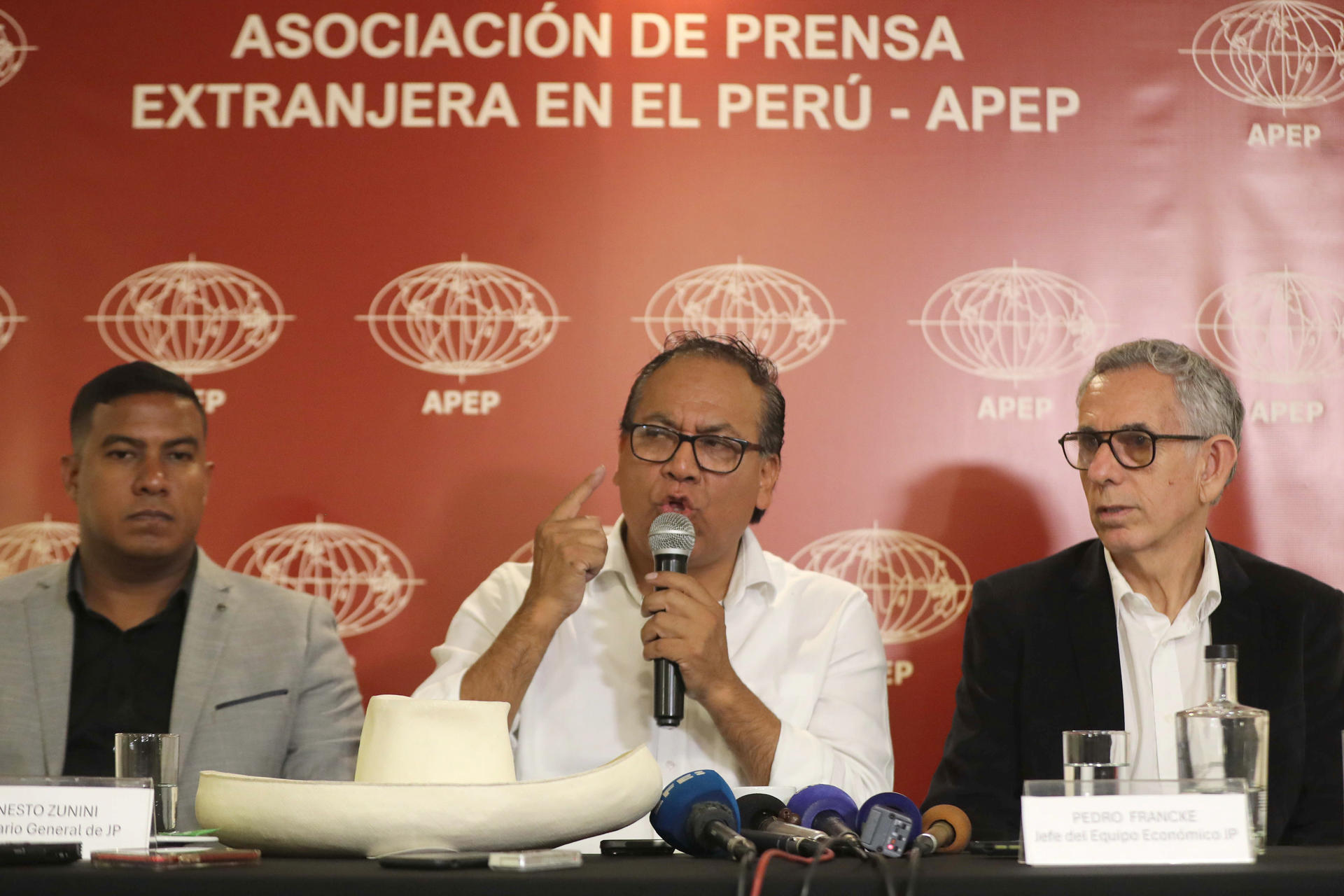 El candidato izquierdista Roberto Sánchez (c), habla durante una reunión con integrantes de la Asociación de Prensa Extranjera en el Perú (APEP) este viernes, en Lima (Perú). EFE/Paolo Aguilar
