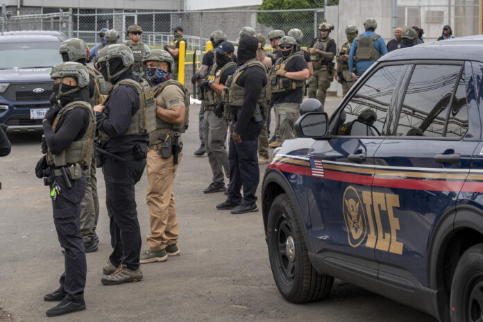 Fotografía de archivo, tomada el pasado 27 de mayo, en la que se captó a un grupo de agentes del Servicio de Inmigración y Control de Aduanas (ICE) al custodiar el centro de detención de inmigrantes Delaney Hall, en Nueva Jersey (EE.UU.). EFE/Ángel Colmenares
