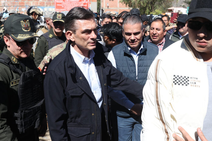 El presidente de Bolivia, Rodrigo Paz (c-i), fue captado este 5 de junio al llegar a un operativo para desbloquear una vía, en el en municipio de Carreras (Bolivia). EFE/Luis Gandarillas
