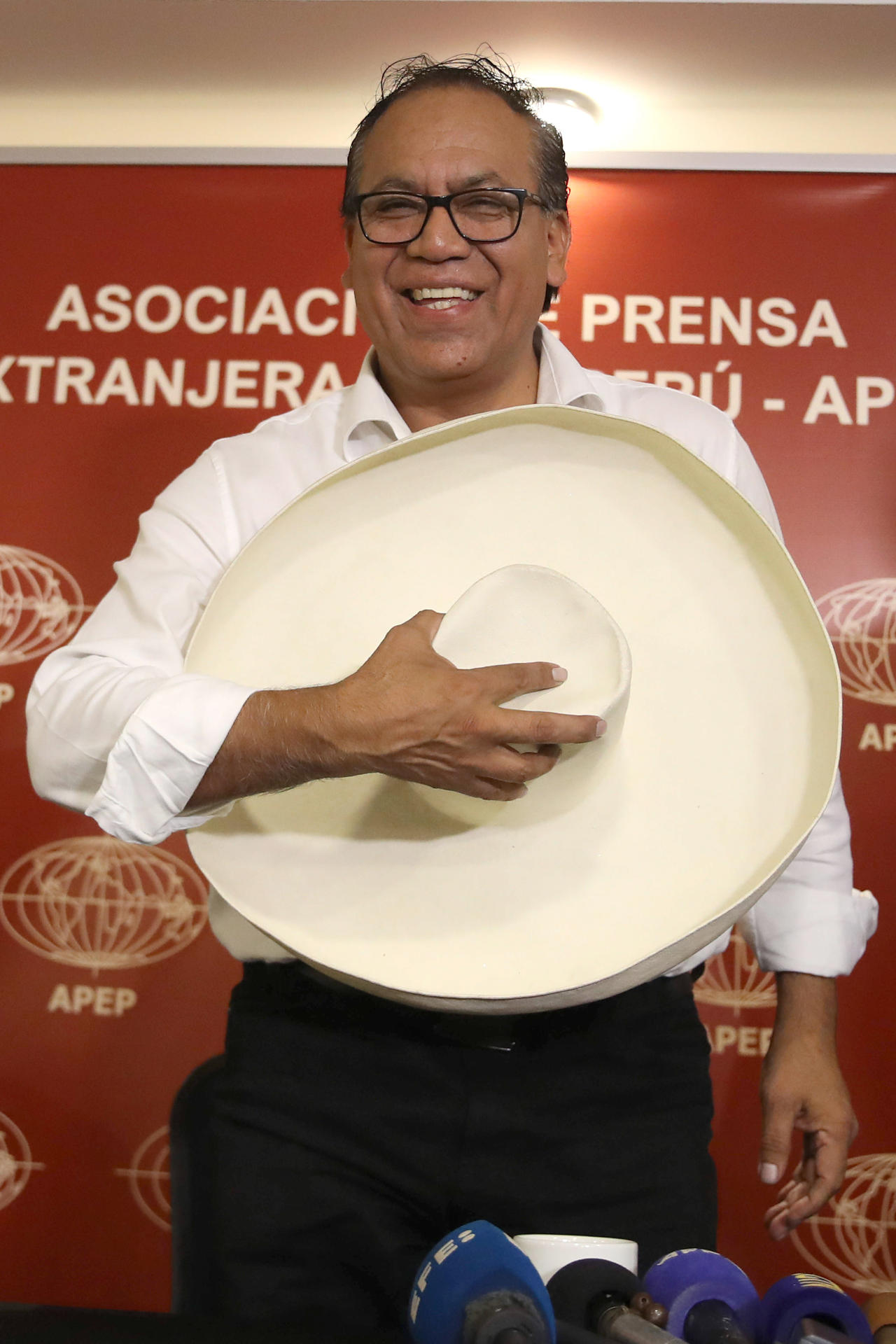 El candidato izquierdista Roberto Sánchez reacciona durante una reunión con integrantes de la Asociación de Prensa Extranjera en el Perú (APEP) este viernes, en Lima (Perú).EFE/Paolo Aguilar
