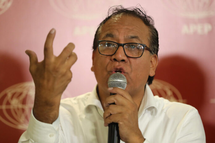 El candidato izquierdista Roberto Sánchez habla durante una reunión con integrantes de la Asociación de Prensa Extranjera en el Perú (APEP) este viernes, en Lima (Perú). EFE/Paolo Aguilar

