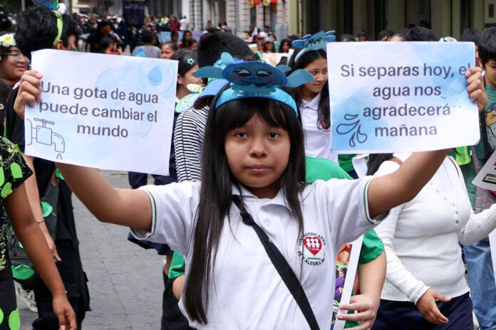 Una niña se manifiesta con motivo del Día Mundial del Medio Ambiente este viernes, en el centro de la Ciudad de Guatemala (Guatemala). EFE/ Mariano Macz
