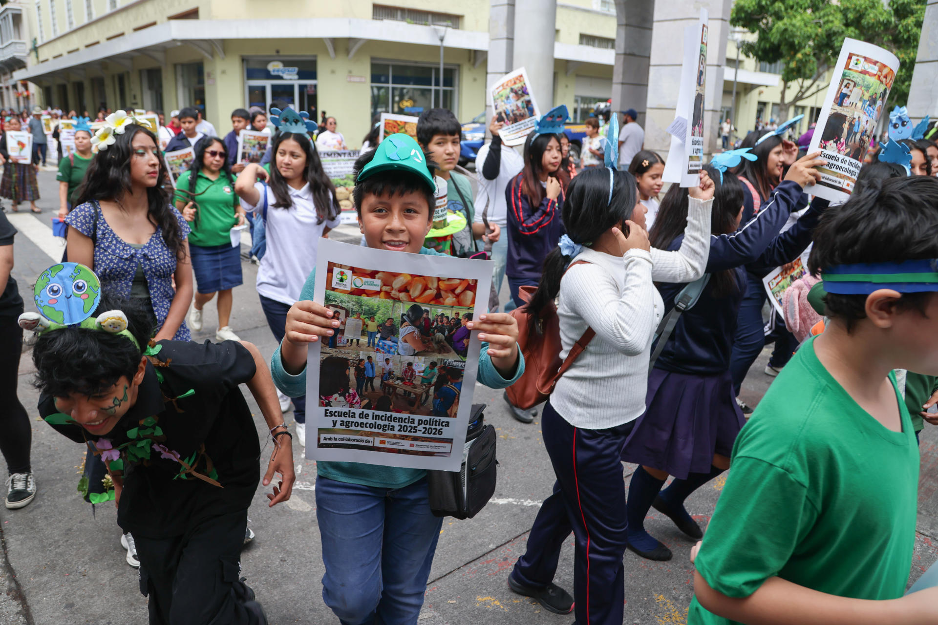 Integrantes de organizaciones religiosas, civiles y académicas agrupadas en el colectivo 'Caminata Ecológica' se manifiestan con motivo del Día Mundial del Medio Ambiente este viernes, en el centro de la Ciudad de Guatemala (Guatemala). EFE/ Mariano Macz
