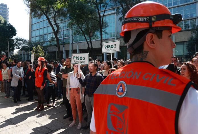 Personas participan en un simulacro regional en Ciudad de México (México). El simulacro regional se llevó a cabo mediante el sonido de la alerta sísmica en aproximadamente 13.900 altavoces y millones de celulares, con el objetivo de prevenir y reforzar a la población ante una emergencia real de este tipo. Imagen de archivo. EFE/ Alex Cruz

