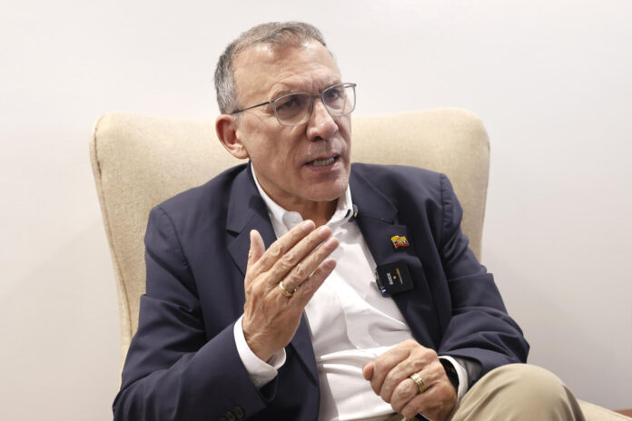 Fotografía de archivo, tomada el pasado 12 de febrero, en la que se captó al exsenador colombiano Roy Barreras, durante una entrevista con EFE, en Bogotá (Colombia). EFE/ Mauricio Dueñas
