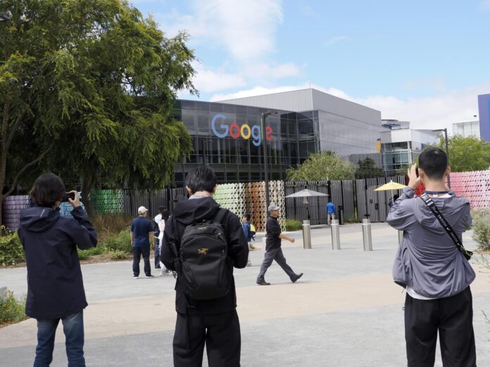 Fotografía de archivo en la que se captó a un grupo de turistas frente a la sede corporativa de Google, en Mountain View (CA, EE. UU.). EFE/John G. Mabanglo
