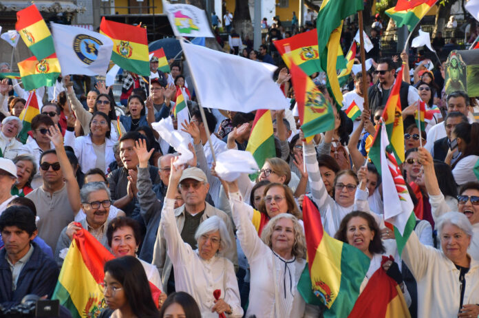 Personas participan en una manifestación para exigir el desbloqueo de las carreteras tomadas por los sectores que, desde principios de mayo, demandan la renuncia del presidente Rodrigo Paz, y que han provocado el desabastecimiento de alimentos, combustibles y medicamentos, este viernes en Cochabamba (Bolivia). EFE/ Jorge Ábrego
