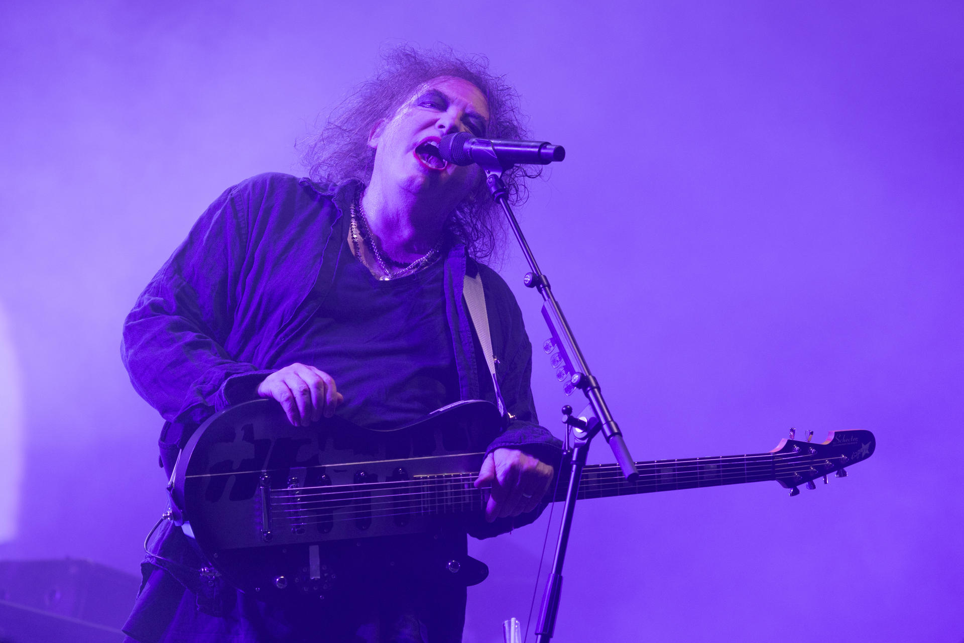 El cantante Robert Smith, de la legendaria banda británica The Cure, durante el concierto que ofrecen en la segunda jornada del festival Primavera Sound, este viernes en Barcelona. EFE/Marta Pérez
