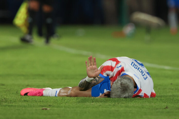 Julio Enciso, de Paraguay, se lamenta en el piso en un partido amistoso entre Paraguay y Nicaragua previo a la Copa Mundial de Fútbol 2026 en el estadio Defensores del Chaco en Asunción (Paraguay). EFE/ Juan Pablo Pino
