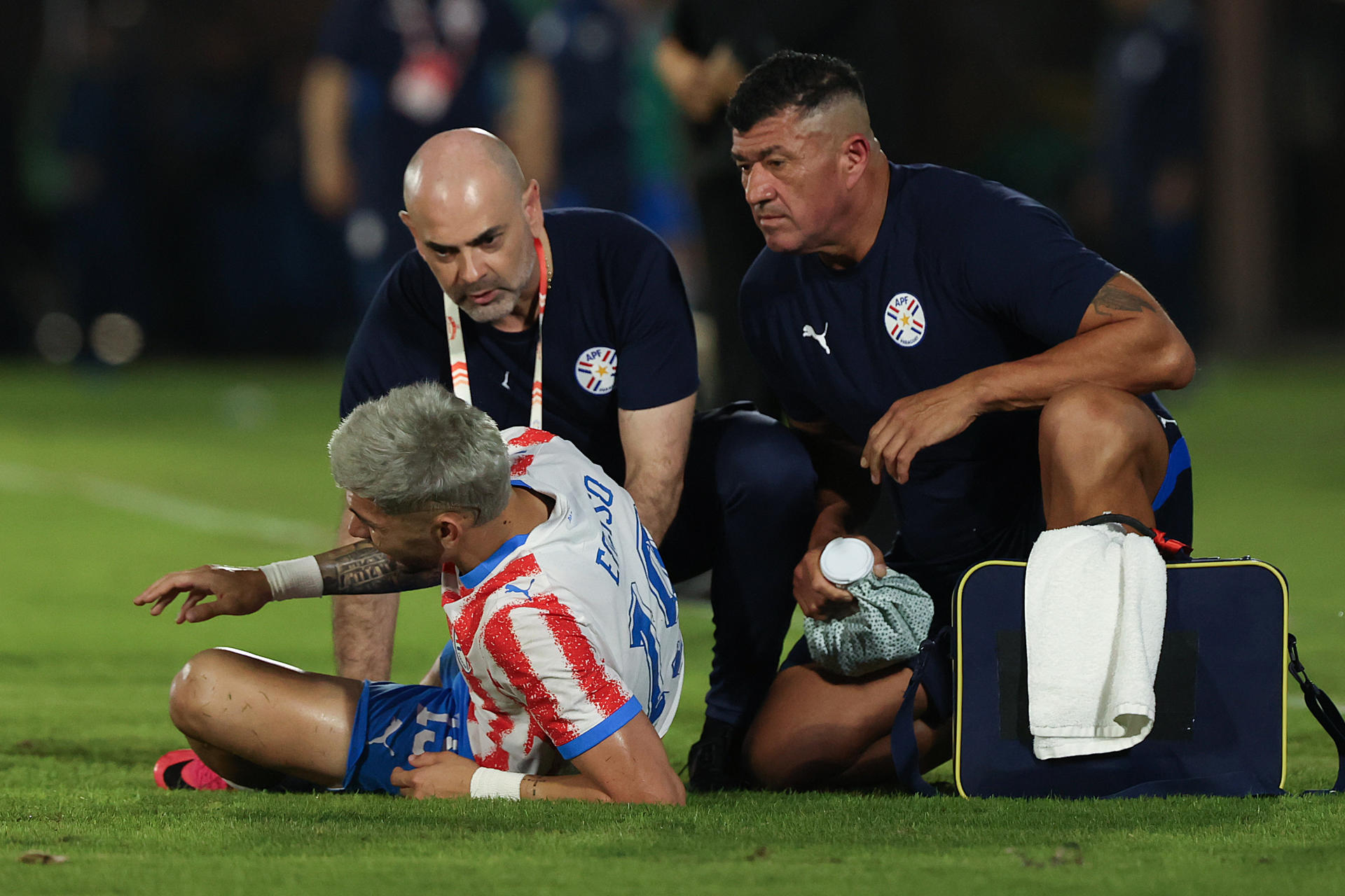 Julio Enciso (i), de Paraguay, es atendido en un partido amistoso entre Paraguay y Nicaragua previo a la Copa Mundial de Fútbol 2026 en el estadio Defensores del Chaco en Asunción (Paraguay). EFE/ Juan Pablo Pino
