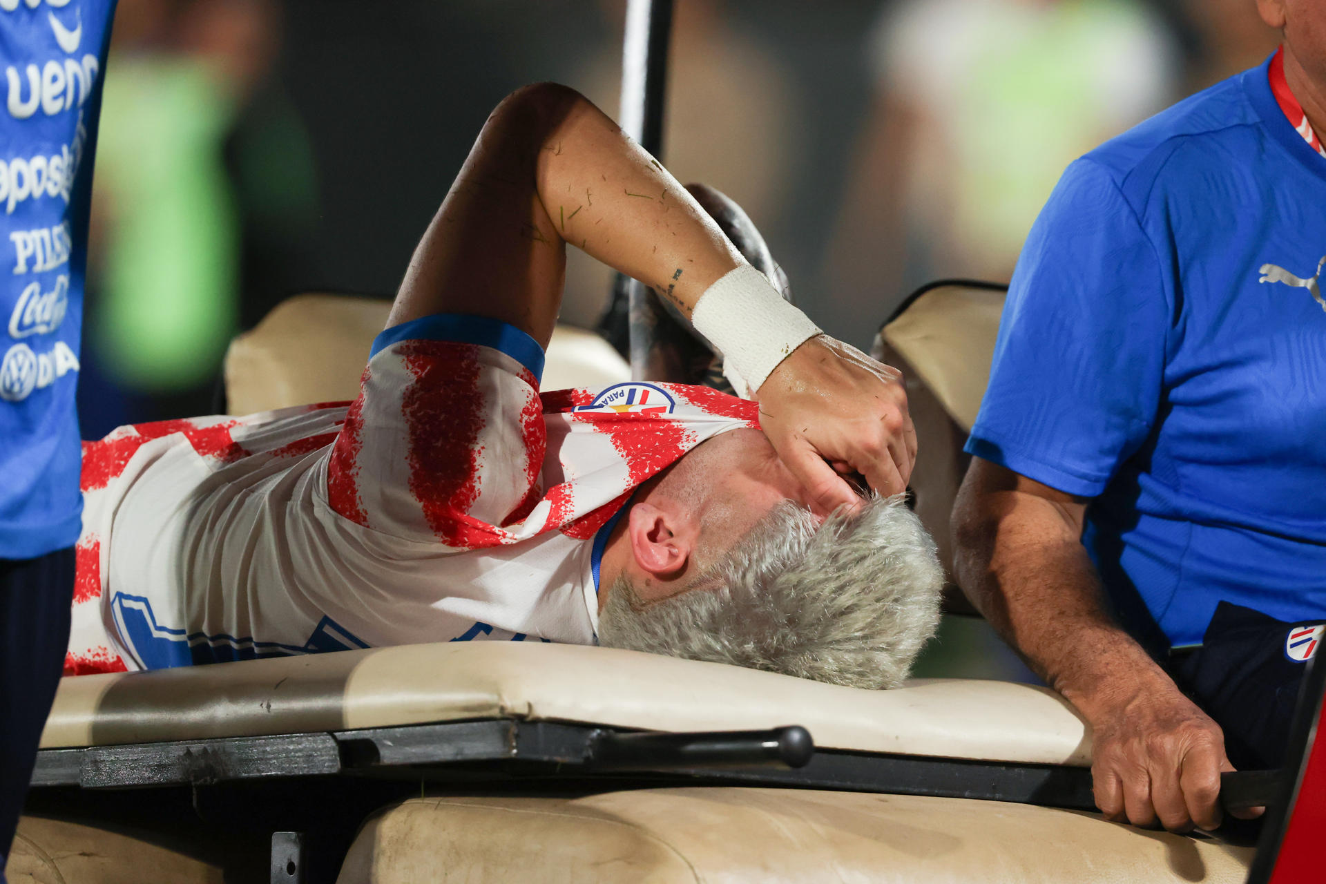 Julio Enciso, de Paraguay, se lamenta al ser retirado de un partido amistoso entre Paraguay y Nicaragua previo a la Copa Mundial de Fútbol 2026 en el estadio Defensores del Chaco en Asunción (Paraguay). EFE/ Juan Pablo Pino
