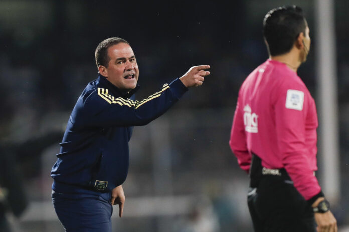 El entrenador de América, Andre Soares, reacciona en un partido por los cuartos de final de la Liga MX entre Pumas y América, en el estadio Olímpico Universitario, en Ciudad de México (México). Imagen de archivo. EFE/Isaac Esquivel
