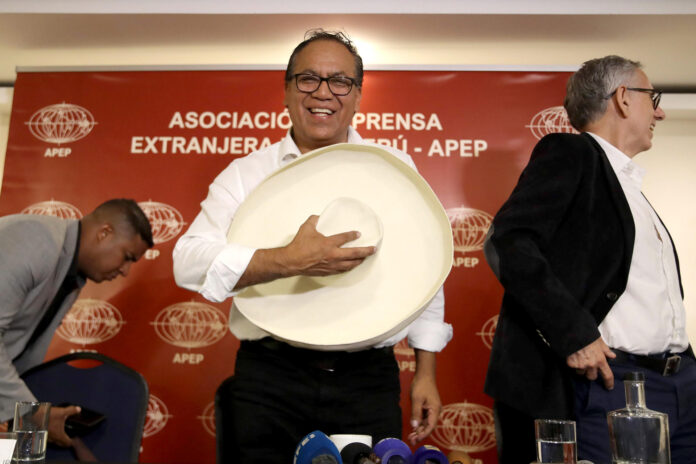 El candidato izquierdista Roberto Sánchez reacciona durante una reunión con integrantes de la Asociación de Prensa Extranjera en el Perú (APEP) este viernes, en Lima (Perú). EFE/Paolo Aguilar
