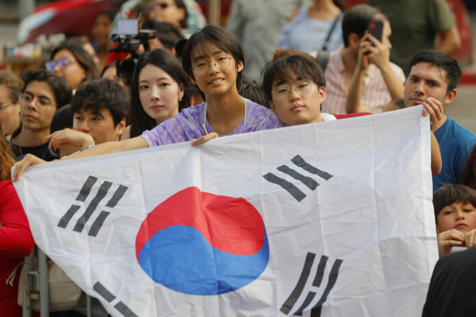 Aficionados coreanos recibieron en el hotel de concentración a la selección de Corea del Sur, este miércoles en Guadalajara, Jalisco (México). EFE/ Francisco Guasco
